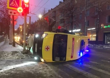 Фото: В Петрозаводске машина скорой помощи перевернулась на бок после столкновения с внедорожником, есть пострадавшие 1