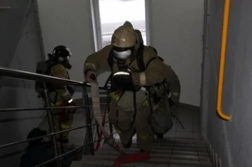 Фото: Шесть человек спасли пожарные из загоревшегося дома в Кузбассе 1