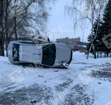 Фото: В центре Кемерова автомобиль снёс дорожный знак и перевернулся 1