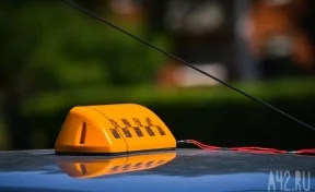 Кемеровчане сняли на видео тройное ДТП с такси на улице Тухачевского