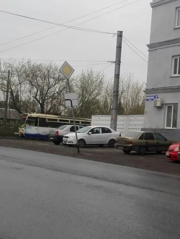Фото: Дорожный знак угрожающе навис над дорогой в Кемерове 1