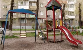 В одном из дворов в Новокузнецке снесли опасную игровую площадку