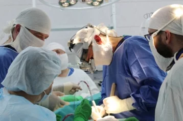 Фото: Кузбасские хирурги семь часов боролись за жизнь упавшей с высоты школьницы 1