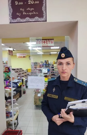 Фото: В Кузбассе закрыли магазин из-за нелегального иностранного работника 1