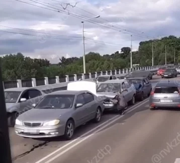 Фото: «Встали паровозиком»: массовое ДТП на мосту в Новокузнецке попало на видео 1