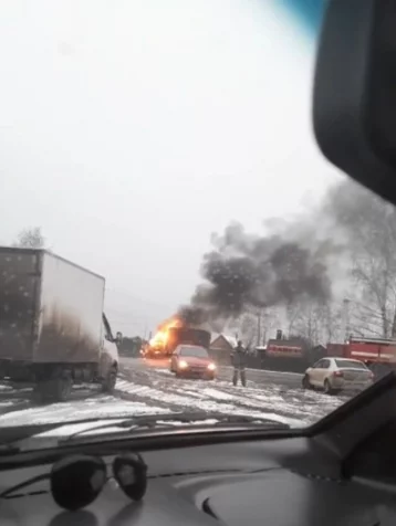 Фото: Полыхающий автомобиль в Кузбассе сняли на видео 1