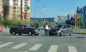Очевидцы сняли на камеру последствия ДТП на перекрёстке в Кемерове