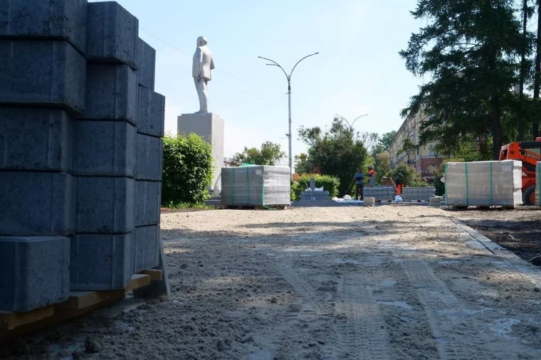Фото: В Кемерове в сквере у ДК Кировского района укладывают тротуарную плитку 8
