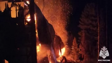 Фото: Очевидцы: в Шерегеше полностью сгорел гостевой дом 1