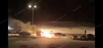 Фото: На Радуге в Кемерове подожгли иномарку 1