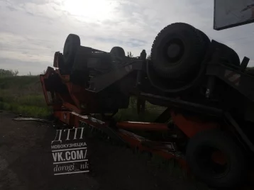 Фото: В Новокузнецке на Ильинском кольце перевернулся автокран 1