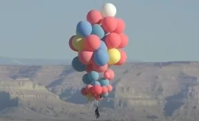 «Вознесение»: известный иллюзионист пролетел над пустыней на связке воздушных шаров