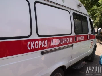 Фото: В Кузбассе девушка упала с высоты пятого этажа и получила множественные переломы 1