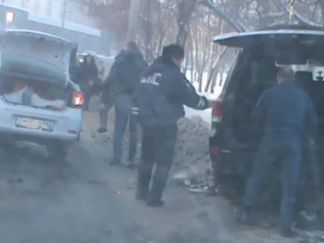 Фото: В Кузбассе столкнулись внедорожник и машина местной автошколы. Один из автомобилей загорелся 2