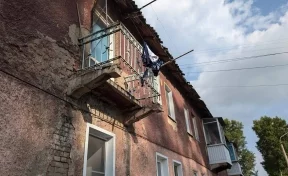 В Кемерове хозяйка квартиры упала вместе с балконной плитой: возбуждено дело