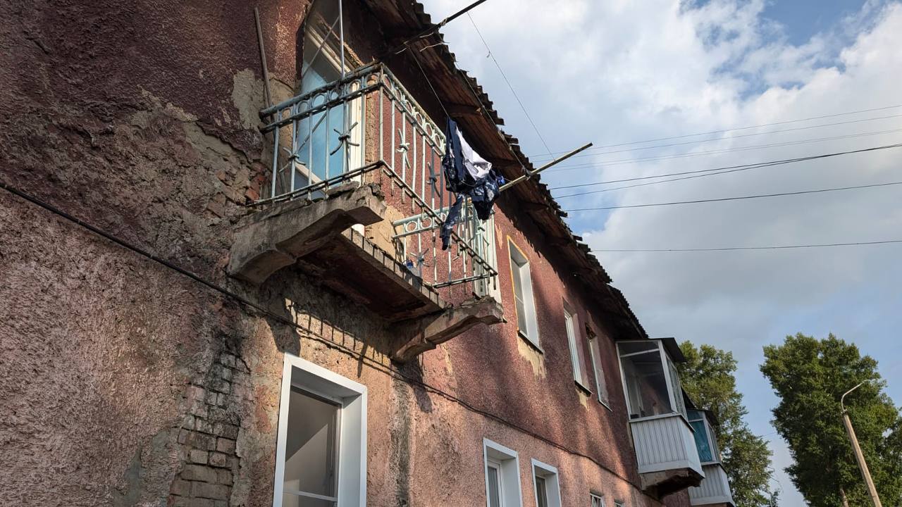 В Кемерове хозяйка квартиры упала вместе с балконной плитой: возбуждено дело