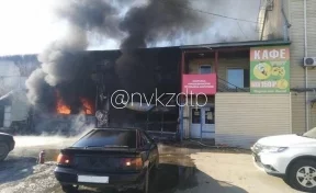 Опубликованы фото и видео с места пожара в кузбасской СТО, где сгорели 4 иномарки