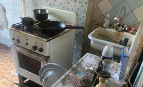 Без спального места и одежды: годовалого ребёнка в ужасных условиях обнаружили в квартире в Саратовской области