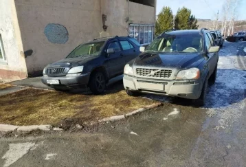 Фото: В Кемерове начали массово штрафовать водителей за парковку на газоне 1