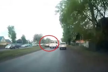 Фото: В Кемерове Toyota Land Cruiser столкнулся с ВАЗом: момент ДТП попал на видео 1