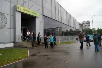 Фото: В Новокузнецке эвакуировали работников и посетителей нескольких торговых центров 1