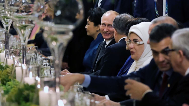 Фото: «Кокетливый» взгляд Меланьи Трамп на Путина за ужином на G20 взорвал Сеть 2