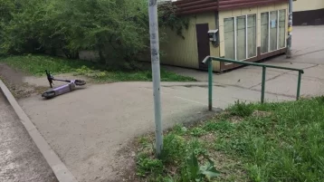 Фото: Мэр Новокузнецка раскритиковал прокатные компании за брошенные на тротуарах самокаты 1