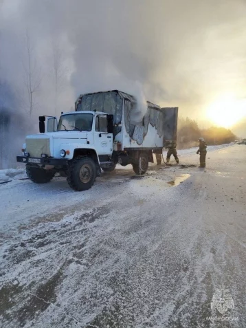 Фото: Грузовик с газовыми баллонами загорелся на ходу в Ханты-Мансийском АО 3