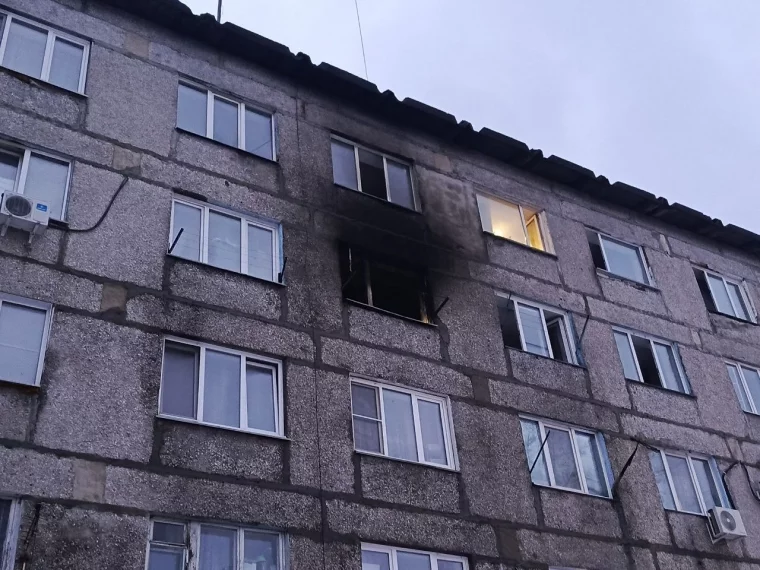 Фото: В Новокузнецке на пожаре в общежитии пострадали 13 человек, в том числе 5 детей 1
