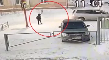 Фото: В Кузбассе автомобиль сбил 10-летнего мальчика на пешеходном переходе: опубликовано видео 1