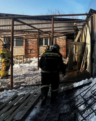 В Новокузнецке сгорел салон ритуальных услуг