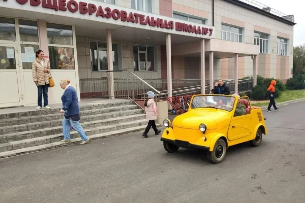 Кемеровчанин прокатил школьников на раритетной машине из фильма «Операция «Ы»