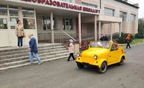 Кемеровчанин прокатил школьников на раритетной машине из фильма «Операция «Ы»