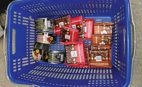 Житель Кемерова пытался украсть десять плиток шоколада и тушёнку из магазина