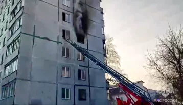 Фото:  В Новосибирске пожарные спасли 18 жильцов из горящей многоэтажки  1