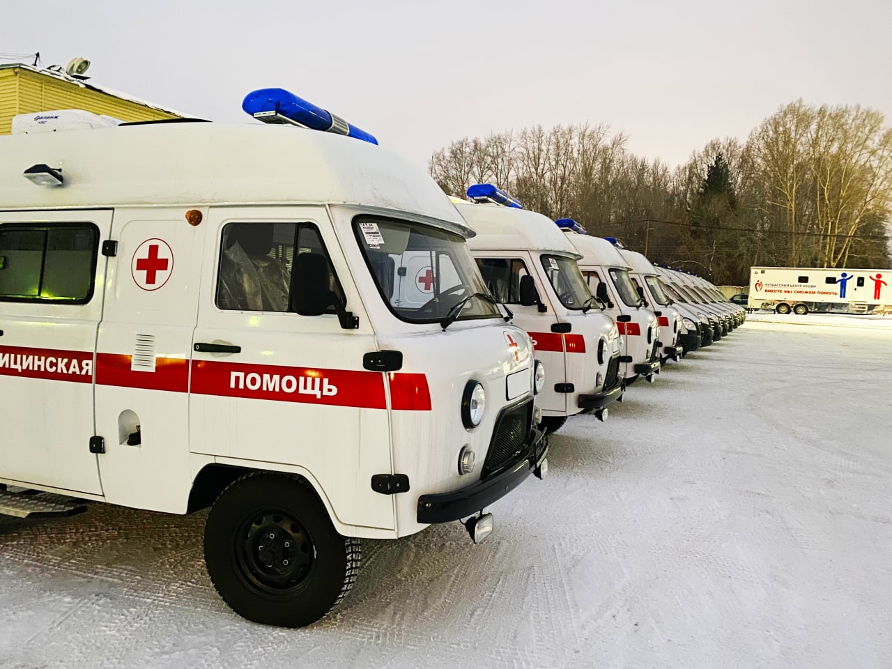 Кузбасские медики получили 13 новых автомобилей скорой помощи
