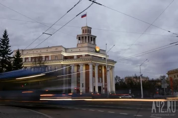 Фото: Очевидцы: на Советском проспекте в Кемерове образовалась глубокая дыра 1