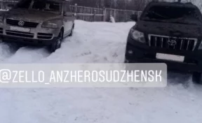 Touareg и Land Cruiser Prado сгорели при пожаре в стояночном боксе в Кузбассе