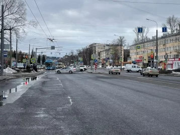 Фото: В Новокузнецке перекрыли участок улицы из-за угрозы падения на дорогу листов кровли 1