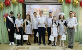 Сотрудники «Кузбассэнергосбыта» поздравили выпускников подшефной школы