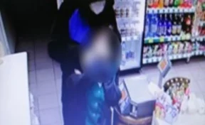 В Новокузнецке разбойное нападение на магазин попало на видео