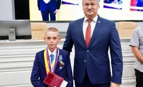 Школьника из Прокопьевска наградили медалью за спасение упавшего в колодец ребёнка
