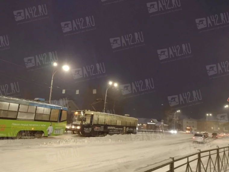 Фото: Очевидец: трамваи встали на проспекте Шахтёров в Кемерове 1