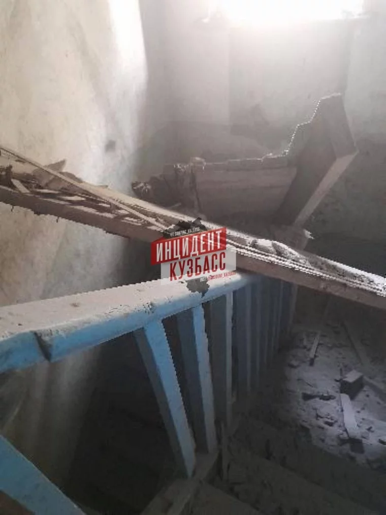 Фото: В Кемерове в многоквартирном доме обвалился потолок 2