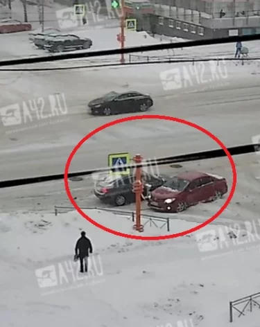 Поворот не туда: странное ДТП на перекрёстке Ленина — Пионерский в Кемерове попало на видео