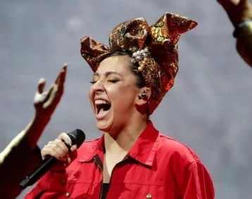 Фото: Молодой человек Манижи оказывает поддержку певице во время Евровидения 1