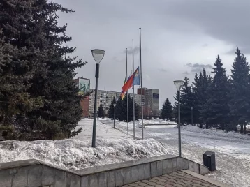 Фото: Кузнецов: в Новокузнецке приспустили флаги в связи с терактом в Подмосковье 1
