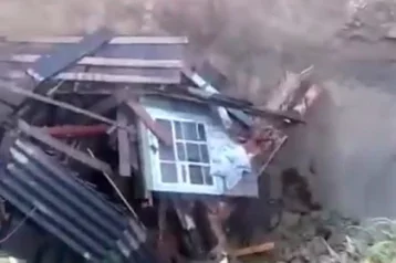 Фото: В Брянской области дом разорвался пополам и ушёл под землю: хозяйку ищут 1