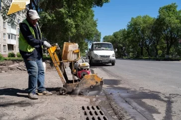 Фото: В Кемерове на шести улицах начали монтировать новые бордюры 4