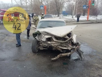 Фото: В Кемерове произошла серьёзная авария с участием «Волги» и Opel Astra 3